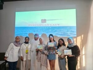 Participants showcasing their watercolor paintings at Singgah di Laut at Museum Bahari Jakarta